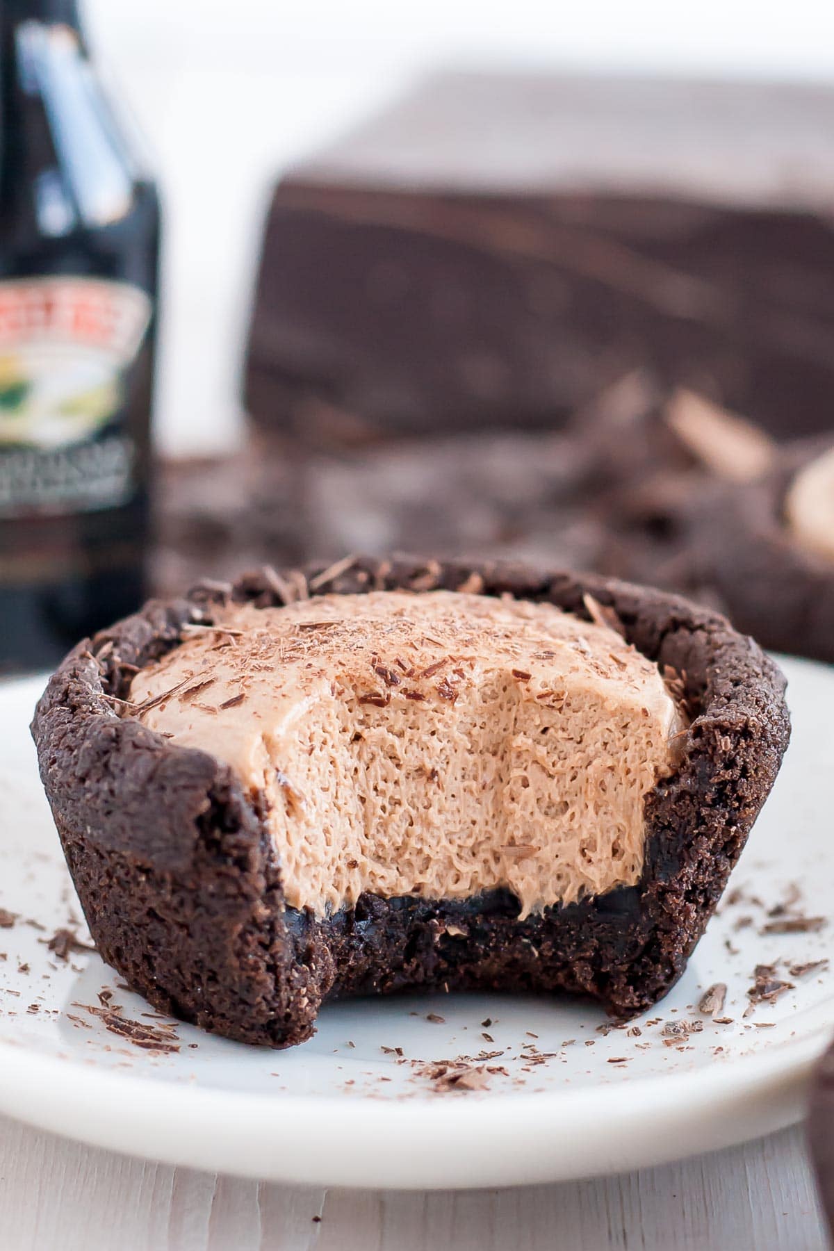 Chocolate cookie cups filled with a chocolate Baileys cheesecake. The perfect bite-sized indulgence! | livforcake.com Baileys cheesecake filling in chocolate cookie cups