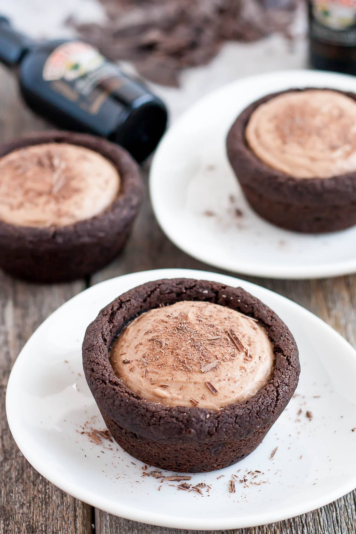 Chocolate cookie cups filled with a chocolate Baileys cheesecake. The perfect bite-sized indulgence! | livforcake.com Chocolate Baileys cheesecake paired with rich chocolate cookies