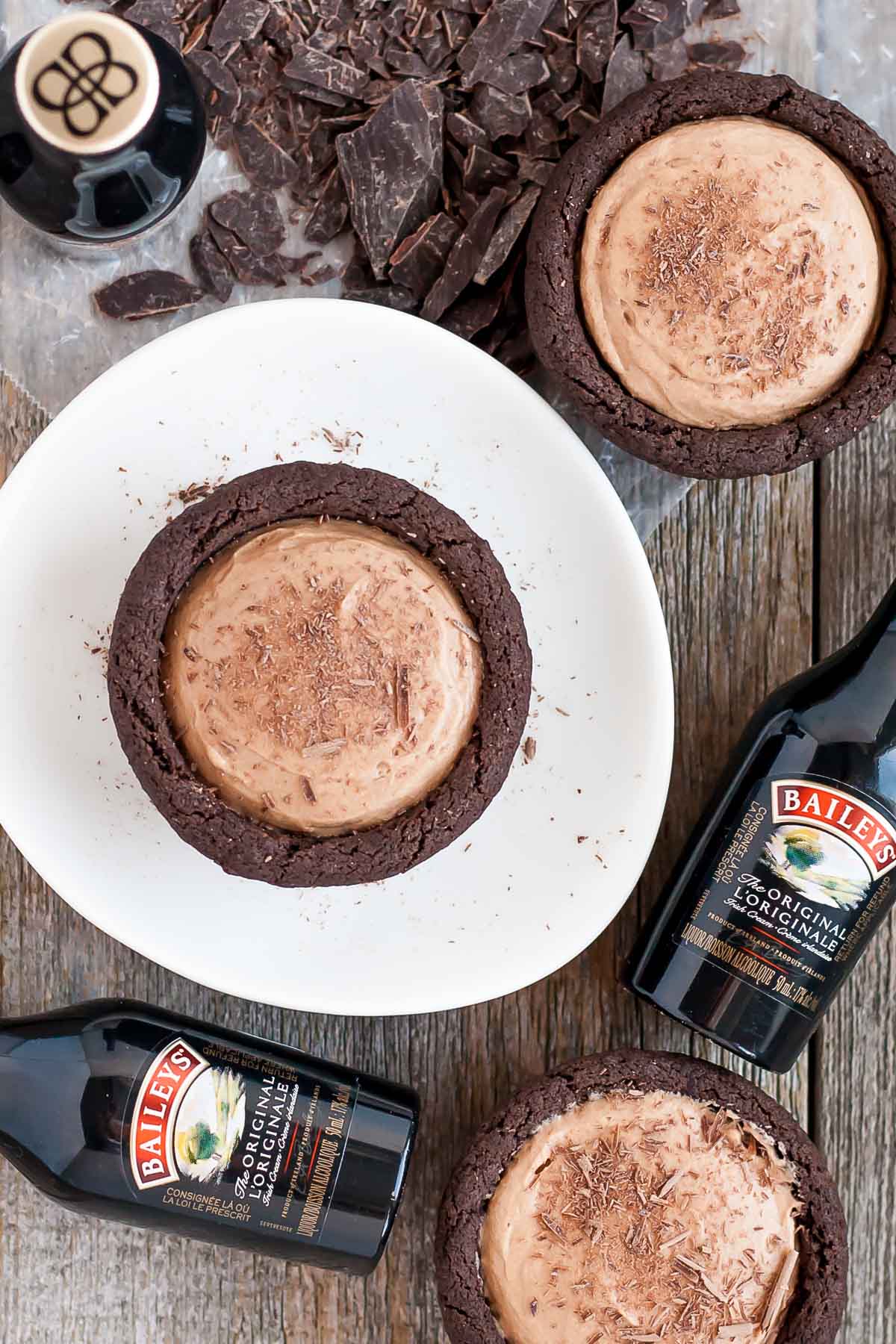 Chocolate cookie cups filled with a chocolate Baileys cheesecake. The perfect bite-sized indulgence! | livforcake.com Fluffy Baileys cheesecake filling in chocolate cookie cups