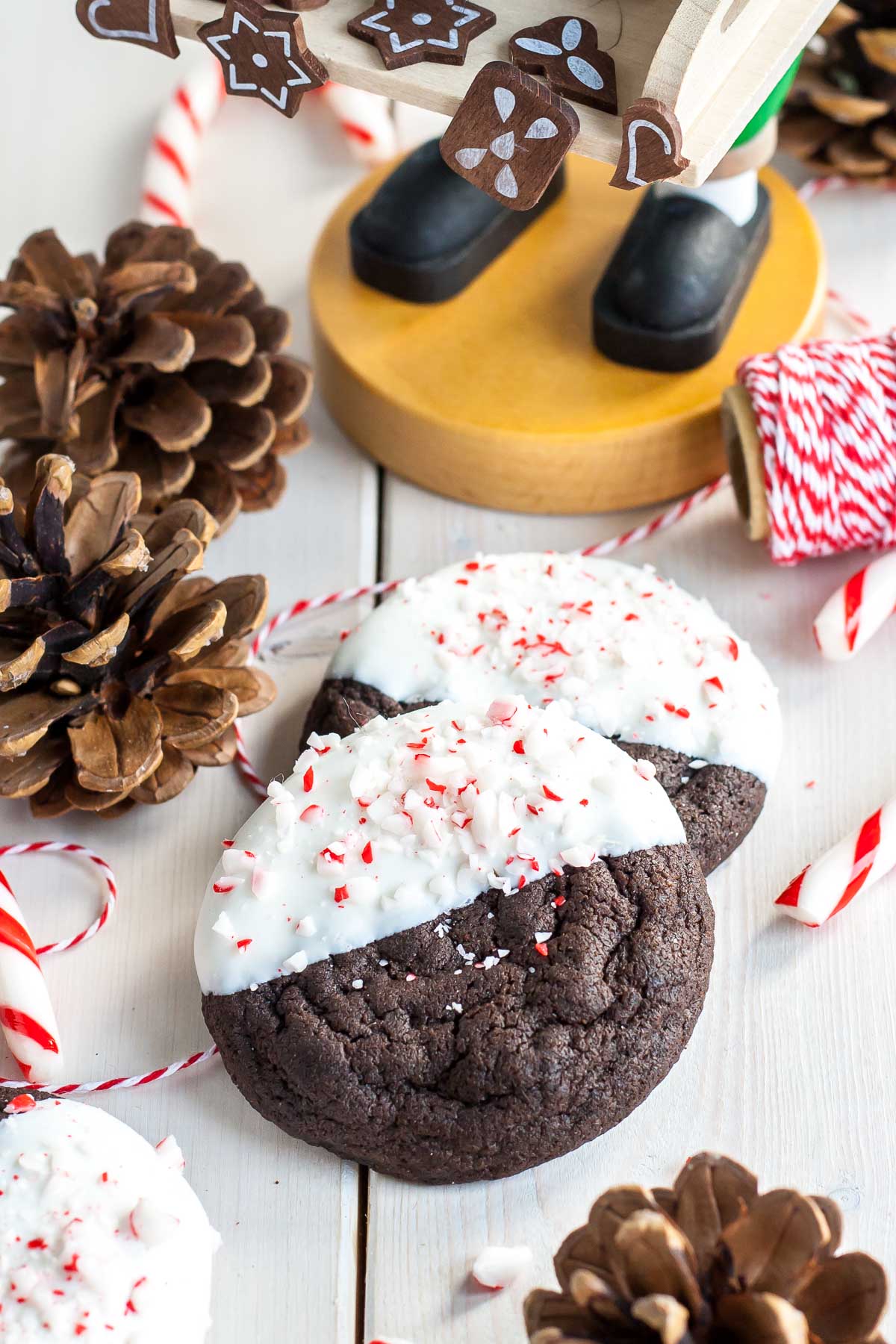Dark Chocolate Candy Cane Cookies! The classic combination of chocolate and peppermint make these Dark Chocolate Candy Cane Cookies the perfect treat for the holidays! | livforcake.com Close up of Dark Chocolate Candy Cane Cookies
