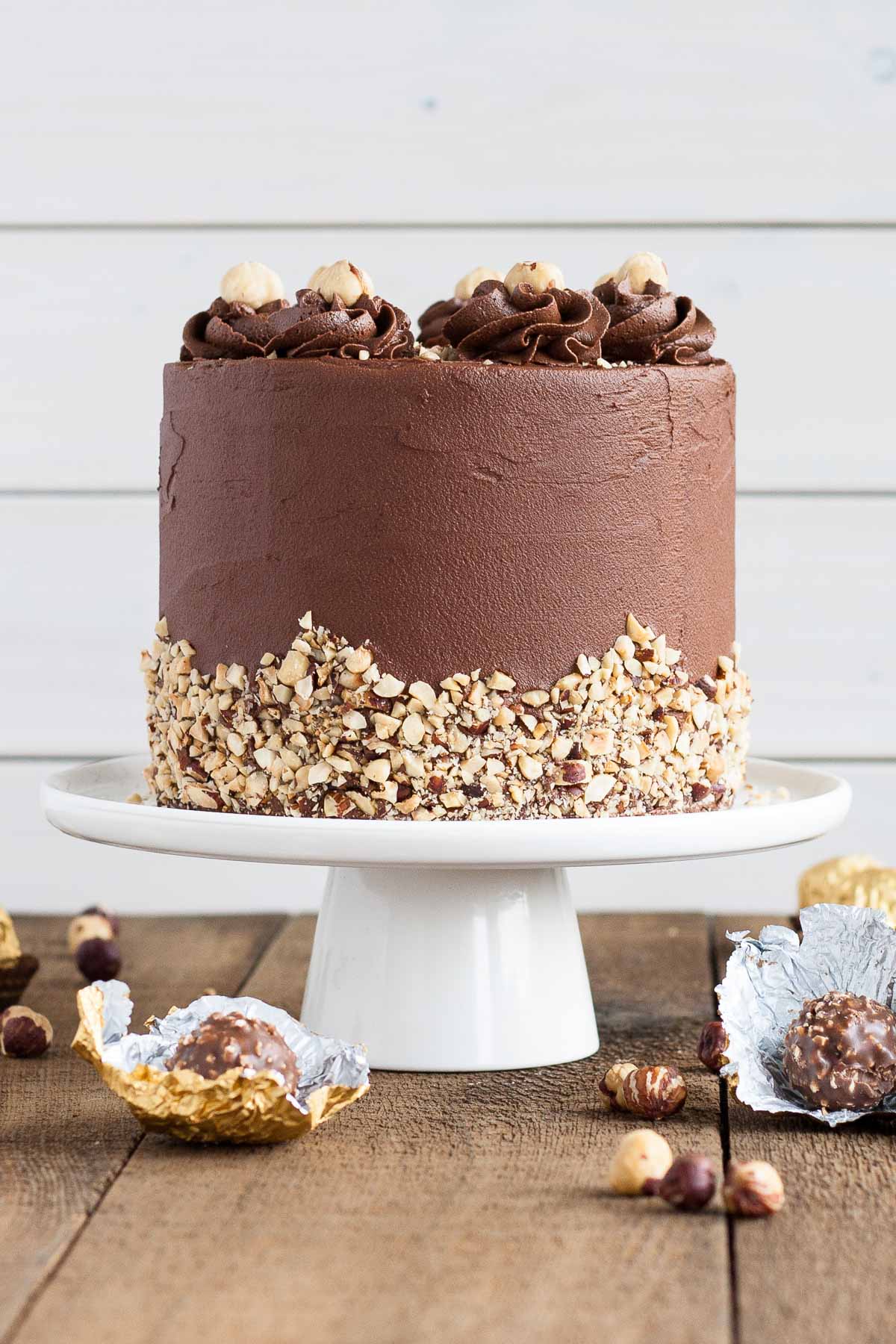 This Ferrero Rocher Cake is your favourite chocolate hazelnut treat in cake form! Chocolate hazelnut cake layers and with a Nutella buttercream. | livforcake.com Ferrero Rocher Cake with hazelnut meringue